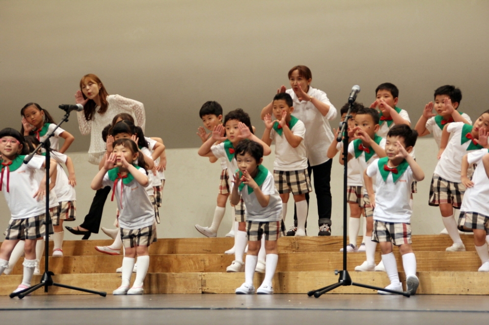지난 17일 대구 아양아트센터 아트홀에서 ‘제12회 유아·교사 합창대회’에 참가한 어린이들이 노래를 부르고 있다. 대구육아종합지원센터 제공.