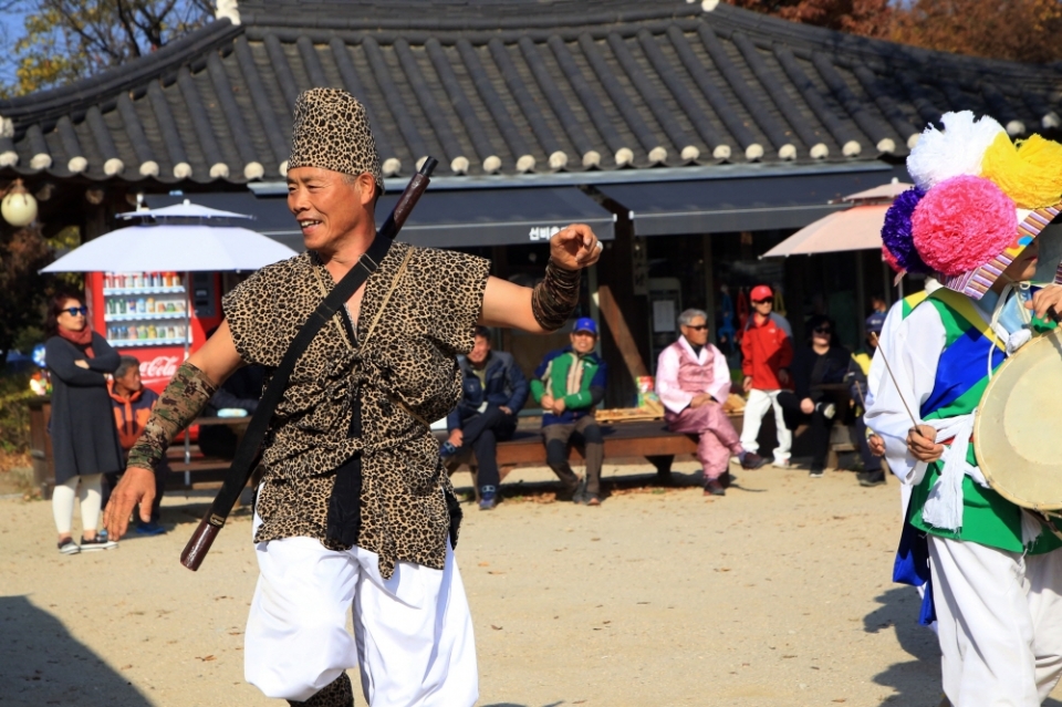 이면규 장도장이 영주 선비촌에서 동료들과 전통공연을 선보이고 있다. 사진=김숙현 작가