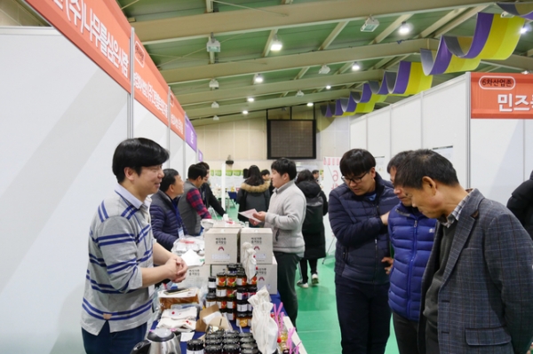 5일 대구대학교에서 열린 6차산업 플리마켓 행사를 찾은 관람객들이 농촌 융복합산업 창업기업 제품을 둘러보고 있다. 대구대 제공.