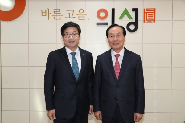 김주수 의성군수(사진 오른쪽)와 염태영 수원시장.