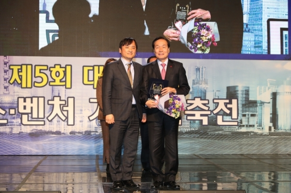 김주수 경북 의성군수가 ‘제 5회 대구 경북 중소벤처기업 대축전’에서 특별상을 수상했다. 의성군 제공.