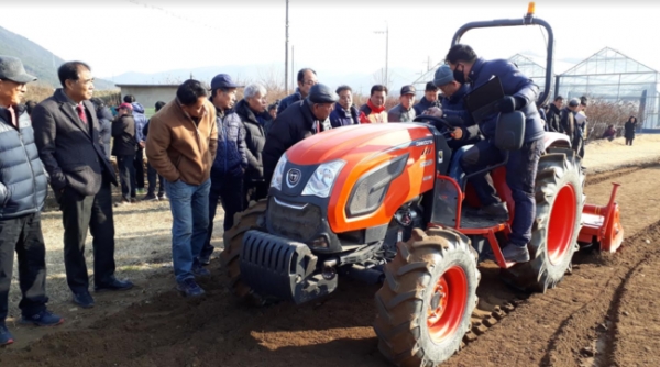 경북 군위군농업기술센터는 19일 농업기계안전사용 교육을 가졌다. 군위군 제공.