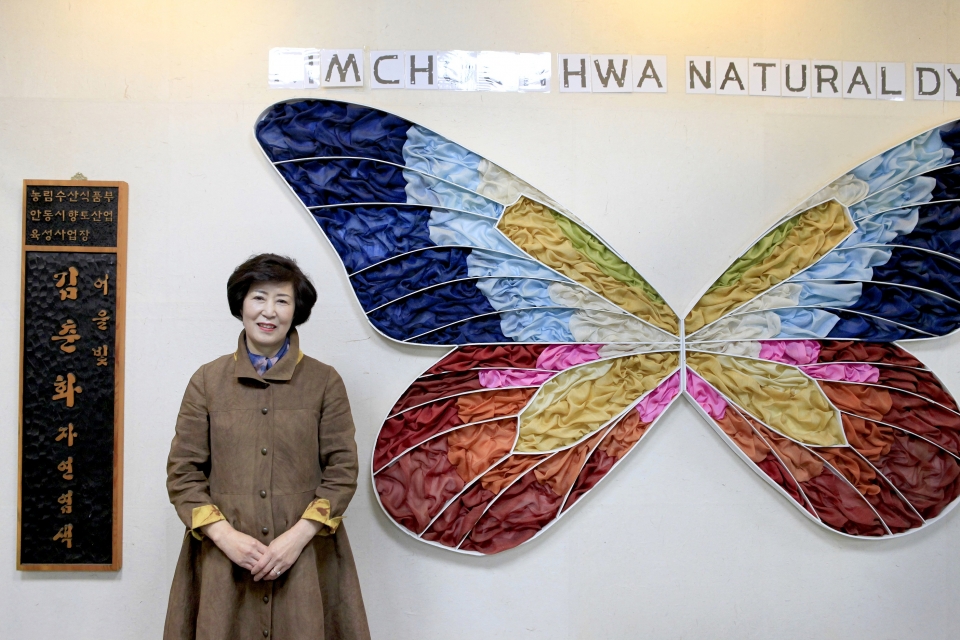 자연염색갤러리 앞에 선 김춘화 대표. 사진=민혜경 작가