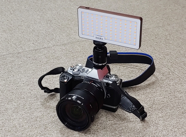 디지털카메라 핫슈에 장착한 휴대용 LED 방송조명 GS-01 제품. 디지털홍일 제공