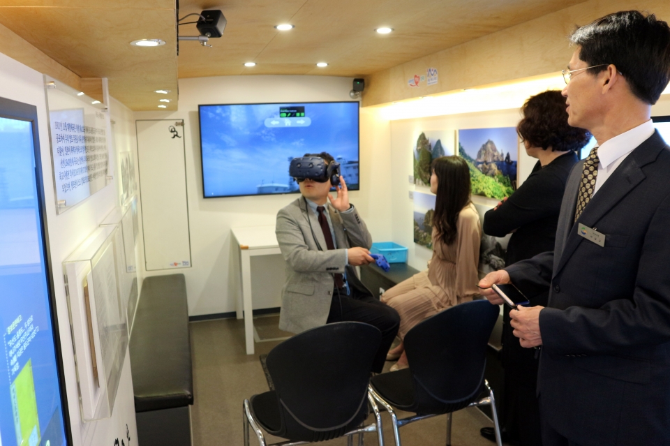 새롭게 단장한 독도홍보버스에서 VR을 체험하고 있는 모습. 독도재단 제공