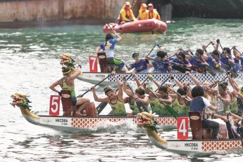 홍콩 드래곤 보트 카니발의 일부로 개최되는 홍콩 국제 드래곤 보트 경주에 전 세계의 드래곤 보트 클럽들이 참가한다. Hong Kong Tourism Board 제공