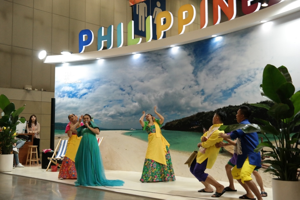 하나투어 여행박람회에 참가한 필리핀관광부가 부스에서 공연을 선보이고 있다. 필리핀관광부 제공