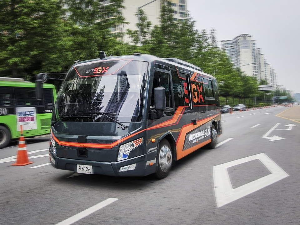 SKT가 서울시와 5G 자율주행 버스를 공개한다. SK텔레콤 제공