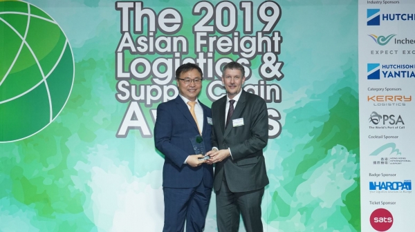 현지시각 17일 저녁(한국시각 17일 저녁) 홍콩 아시아 소사이어티 홍콩센터에서 열린 ‘2019 아시아 화물‧물류 어워즈(Asia Freight, Logistics And Supply chain Awards)’에서 인천공항공사 박용남 물류마케팅팀장(사진 왼쪽)이 아시아 최고 화물공항상 수상 후 시상식 관계자 크히스토프 쉐이후와 기념촬영을 하고 있다. 인천공항공사 제공.
