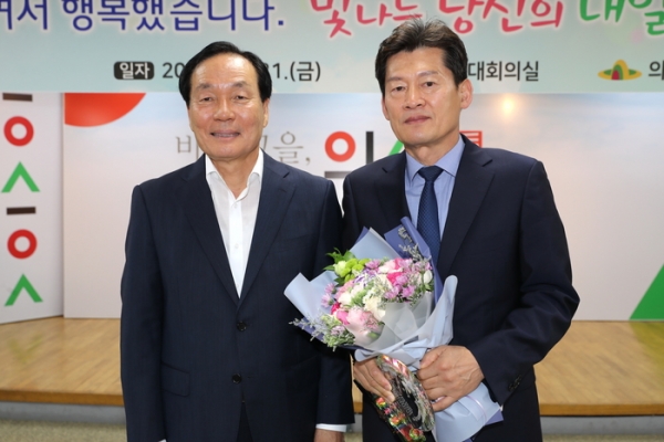 김주수(왼쪽) 의성군수가 명예퇴임하는 김용우 관광경제국장에게 공로패를 수여했다. 의성군 제공.