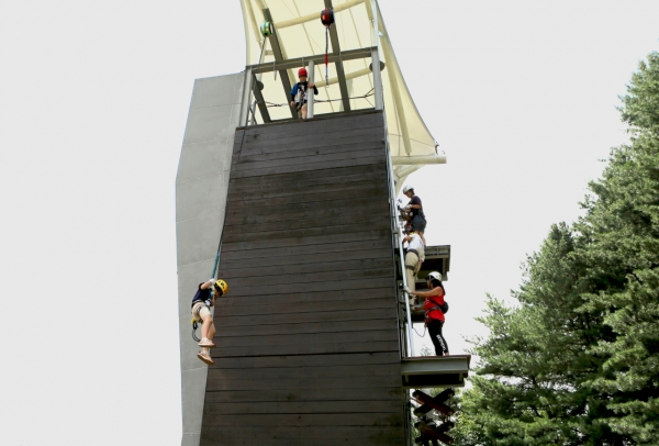 2019 청소년아웃도어페스티벌에 참가한 가족이 인공 암벽장에서 퀵 점프를 하고 있다. 국립평창청소년수련원 제공.