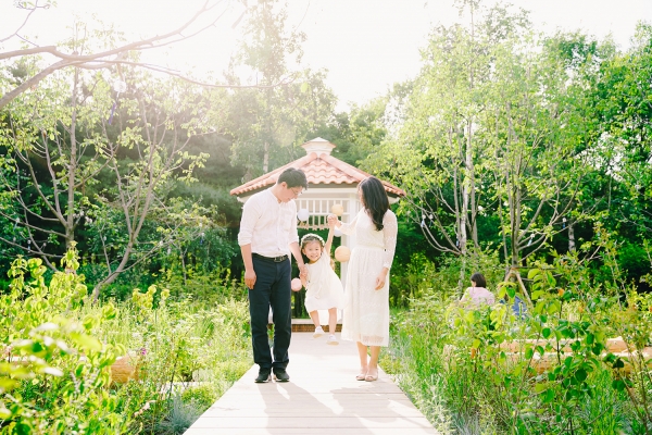 서울숲 설렘정원을 배경으로 찍은 가족사진. 사진=서울숲컨서번시 제공.