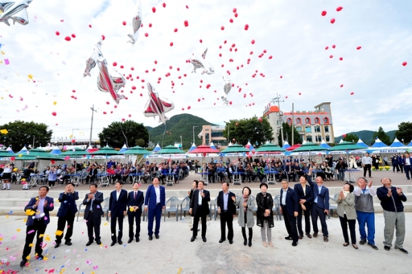 군위군 효령면 위천수변테마파크에서는 오는 13일까지 ‘2019년 군위농산물 한마당 축제’가 열린다. 군위군 제공.