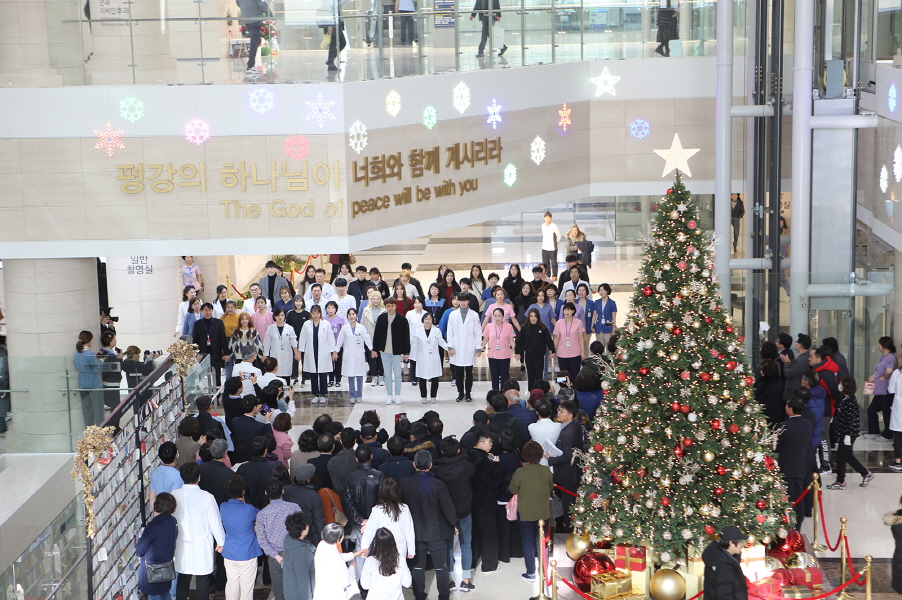 계명대 동산병원에서 펼쳐진 ‘성탄축하 플래시몹’의 모습. 동산병원 제공