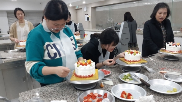 지난 16일 대구과학대 식품영양조리학부 실습실에서 열린 ‘2019 꿈 창작 캠퍼스 3기 학습성과 발표회’에서 제과제빵 과정에 참가한 일반고 학생들이 케이크를 만들고 있다. 대구과학대 제공.
