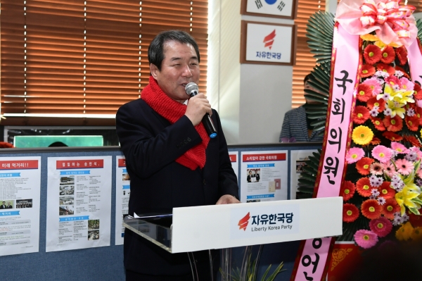 김충섭 김천시장이 21일 자유한국당에 입당했다. 김천시 제공.