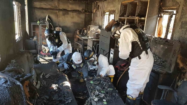 대구소방안전본부 대원들이 화재 현장에서 조사를 벌이고 있다. 대구시 제공