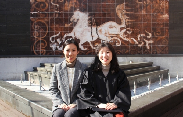 자매 임용시험 합격생인 채송화(왼쪽), 채은혜 학생이 졸업식을 맞아 영남이공대 천마도에서 기념사진을 찍고 있다. 영남이공대 제공