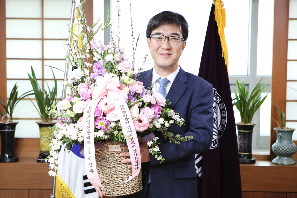 영남이공대 박재훈 총장이 화훼농가 돕기 릴레이 캠페인에 동참했다. 영남이공대 제공