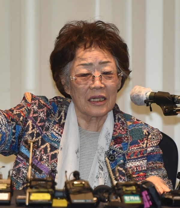 일본군 위안부 피해자 이용수(92) 할머니가 25일 오후 대구 수성구 인터불고호텔에서 기자회견을 하고 있다.