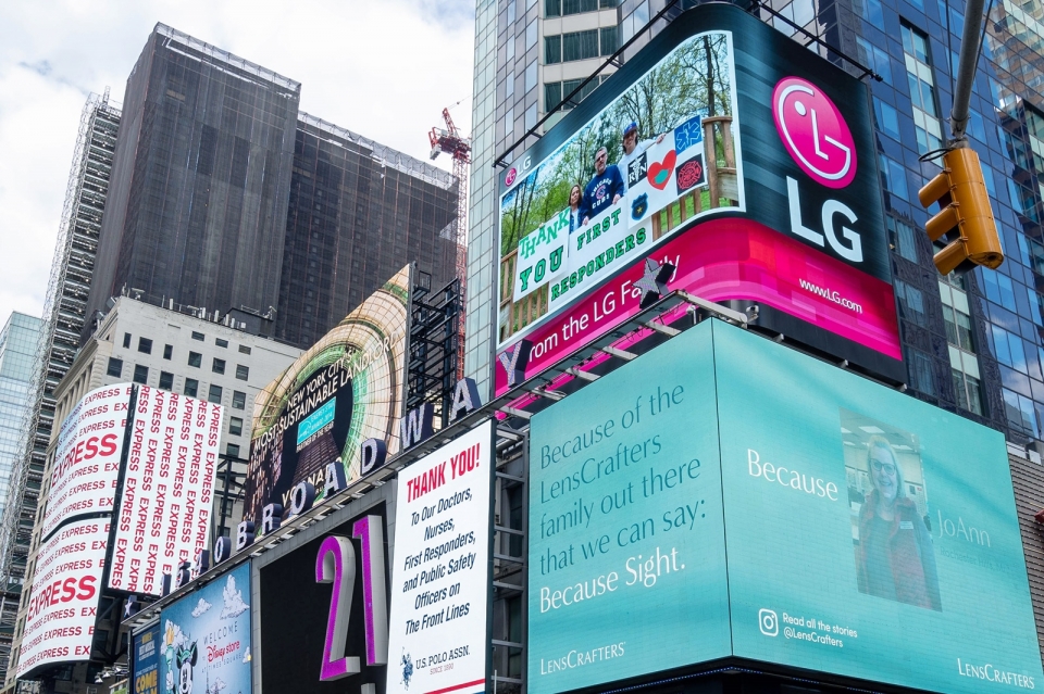 LG전자가 뉴욕 타임스스퀘어에 있는 자사 전광판에 미국법인 임직원들이 직접 만든 땡큐(Thank You) 메시지를 보여주고 있다. (LG전자 제공)