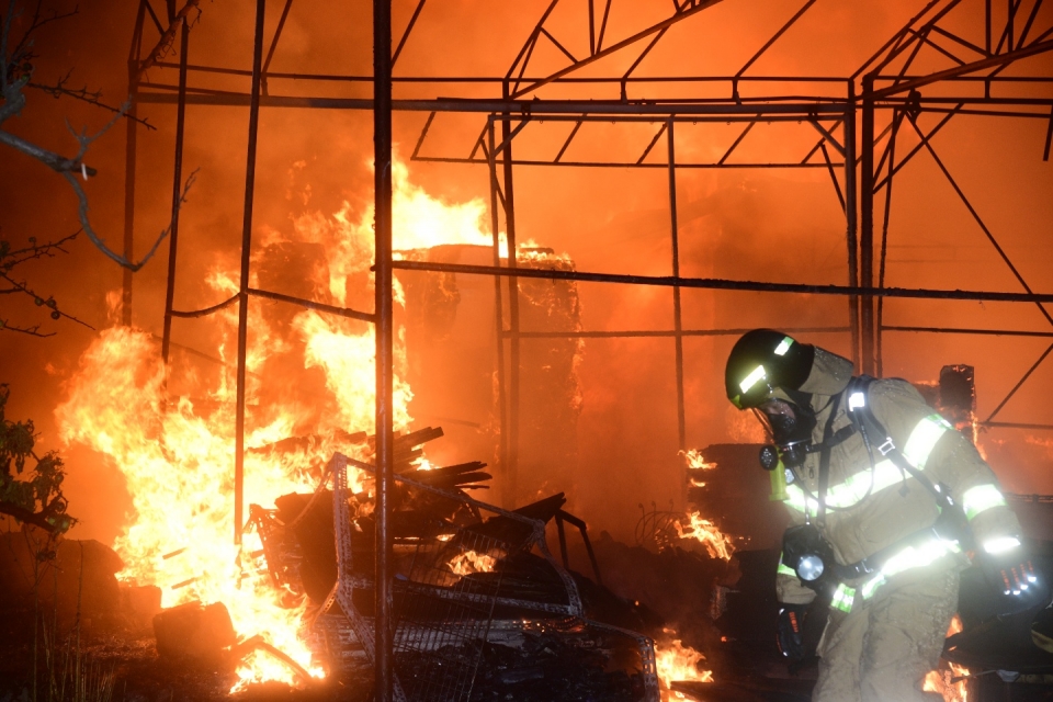 대구의 마스크 재료 보관창고에서 불이나 9000만 원 상당의 재산 피해가 발생했다. 대구소방안전본부 제공