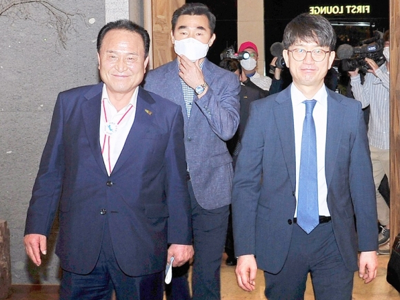 10일 오전 박재민 국방부 차관(오른쪽)과 김영만 군위군수가 통합신공항 이전 건을 논의하기 위해 호텔 로비로 들어서고 있다.군위군청 제공.