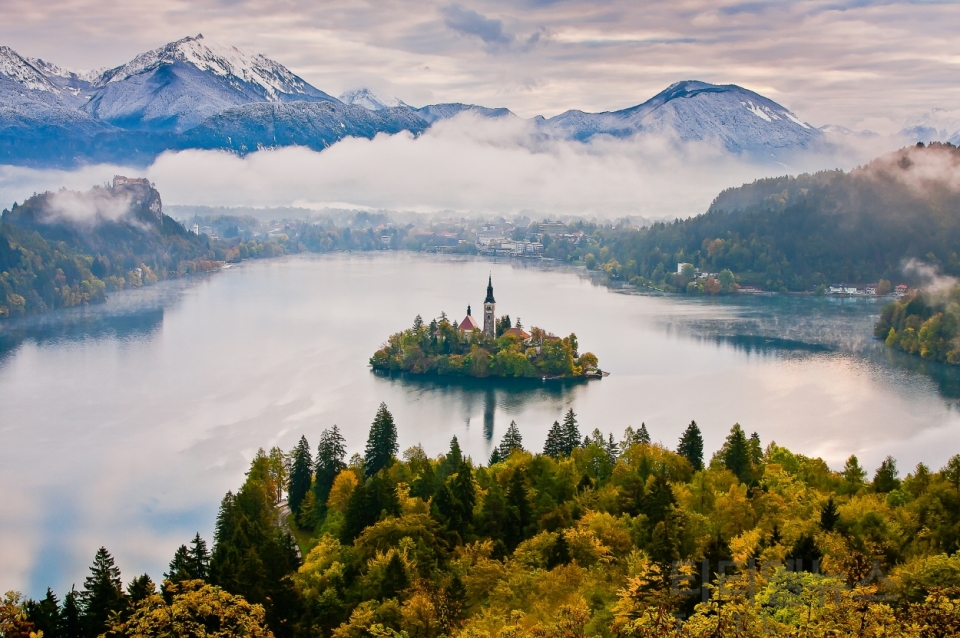슬로베니아의 대표적인 관광지인블레드 호수와 섬. (슬로베니아관광청 제공)
