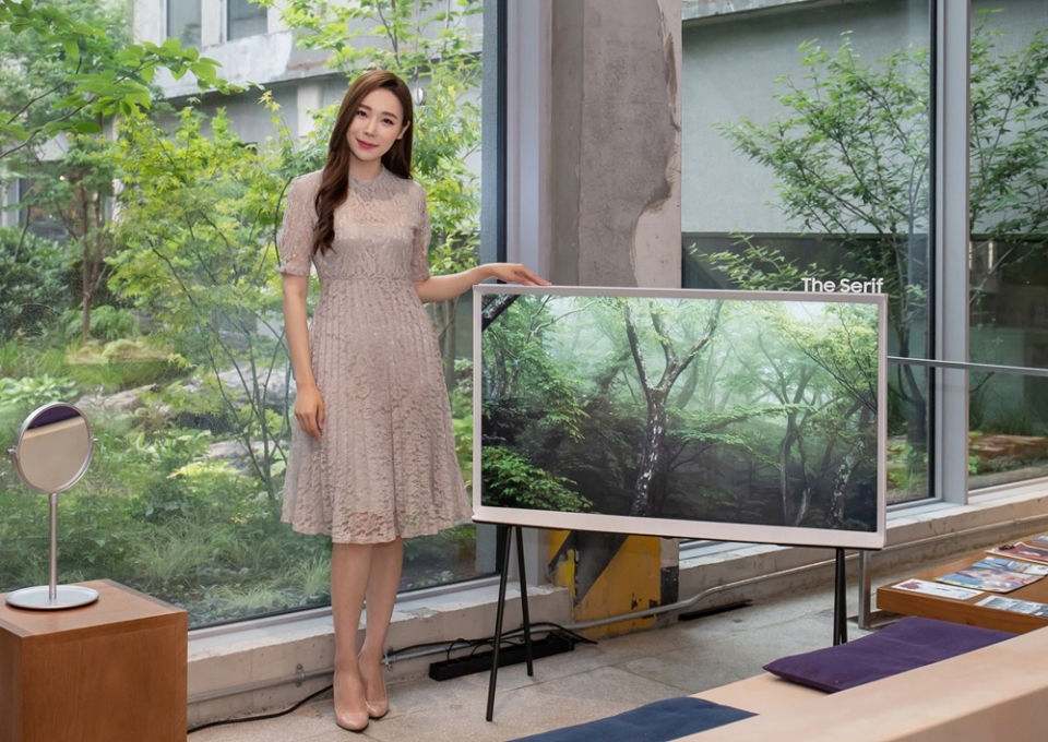 서울 성동구 성수동에 위치한 아모레 성수 ‘디귿(ㄷ)’자 건물에 설치된 삼성전자 TV. (삼성전자 제공)