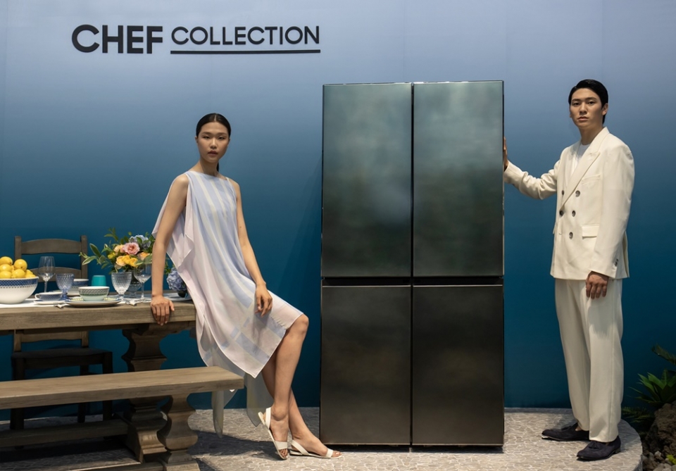 삼성전자 모델이 서울 성수동에 마련된 체험존에서 ‘뉴 셰프컬렉션’ 냉장고를 소개하고 있다. (삼성전자 제공)