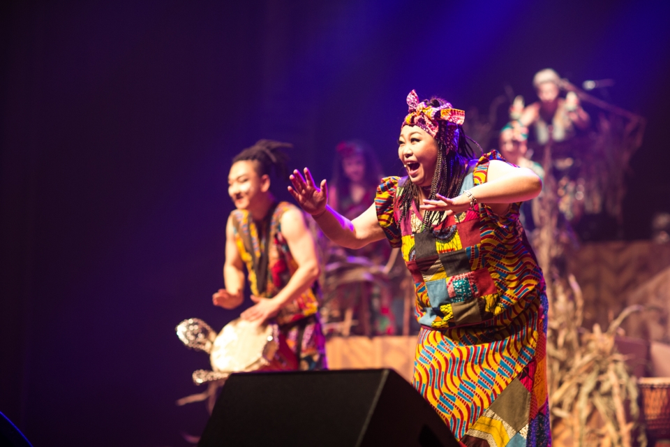 생동감 넘치는 아프리카 타악그룹 아냐포의 공연 모습. 웃는얼굴아트센터 제공