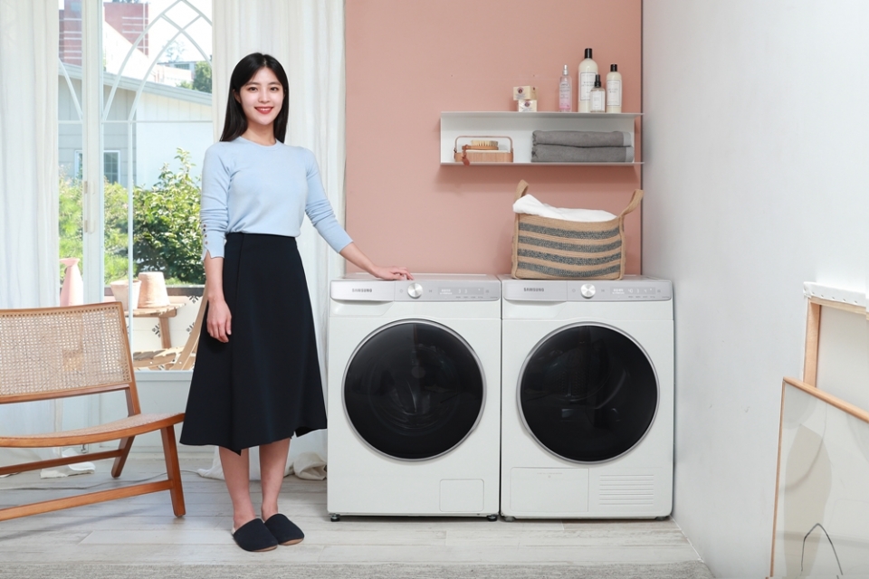 삼성전자 모델이 ‘그랑데 AI’ 10kg 세탁기·9kg 건조기 신제품을 소개하고 있다. (삼성전자 제공)