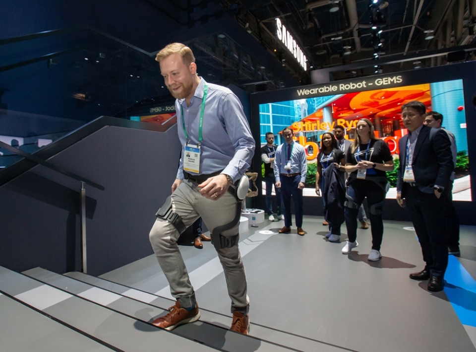 미국 라스베이거스에서 열린 세계 최대 전자 전시회 ‘CES 2020’에서 관람객이 삼성전자 웨어러블 보행 보조 로봇 ‘GEMS Hip’을 체험하고 있다. (삼성전자 제공)