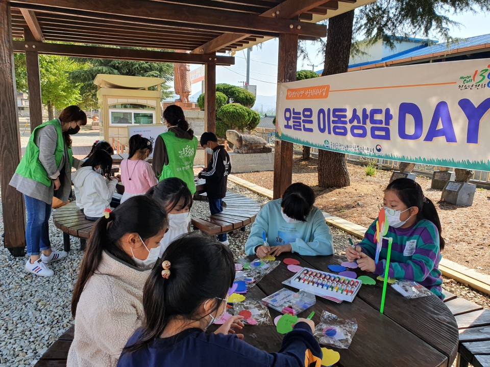 19일 군위군 의흥초등학교에서 ‘오늘은 이동상담DAY’가 열리고 있다. (군위군 제공)
