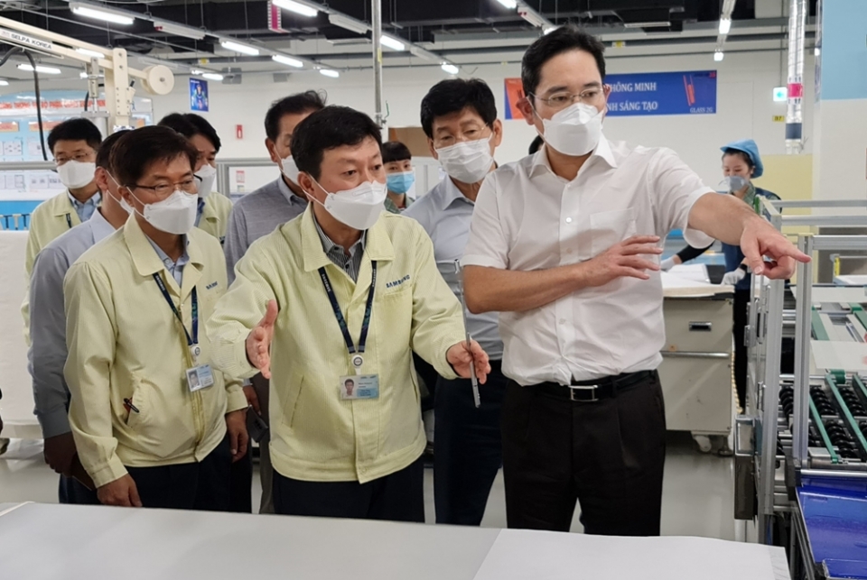이재용 부회장이 20~21일 베트남 하노이 인근에 위치한 삼성 복합단지를 찾아 스마트폰 생산공장 등을 점검하고 있다. (삼성전자 제공)