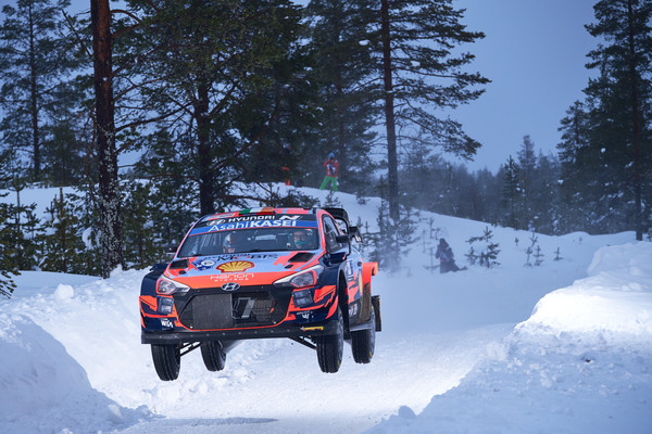 ‘2021 월드랠리챔피언십’ 2차 대회 핀란드 북극 랠리에서 현대차 ‘i20 Coupe WRC’ 랠리카가 주행하고 있다. (현대자동차 제공)