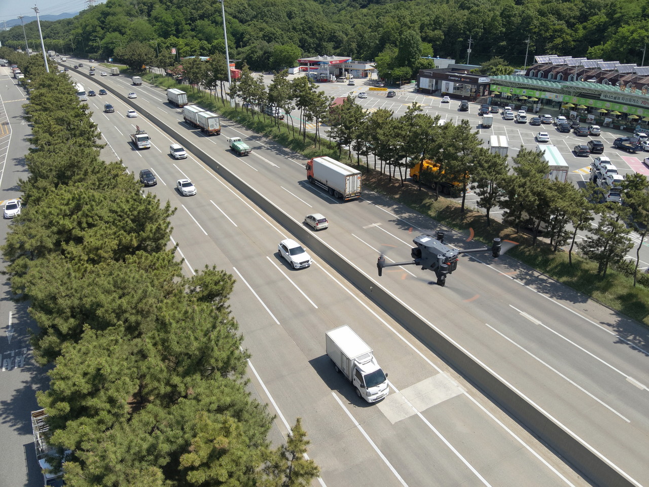 한국도로공사와 경찰청이 대형차량의 고속도로 지정차로 위반 집중 단속에 나선다. (한국도로공사 제공)