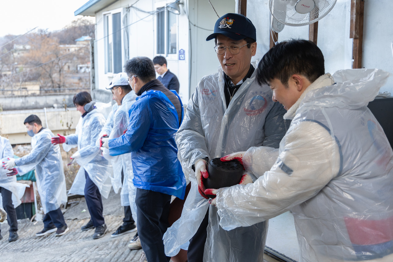 함진규 사장 등 한국도로공사 임직원들이 취약 계층의 따뜻한 겨울나기를 위해 연탄 배달 봉사를 하고 있다. (한국도로공사 제공)