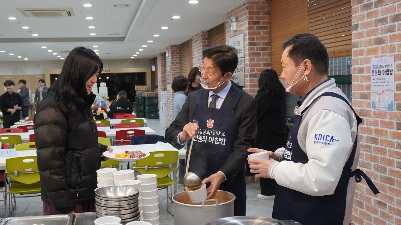 박승호(가운데) 계명문화대 총장이 학생에게 국을 직접 배식하고 있다. (계명문화대 제공)