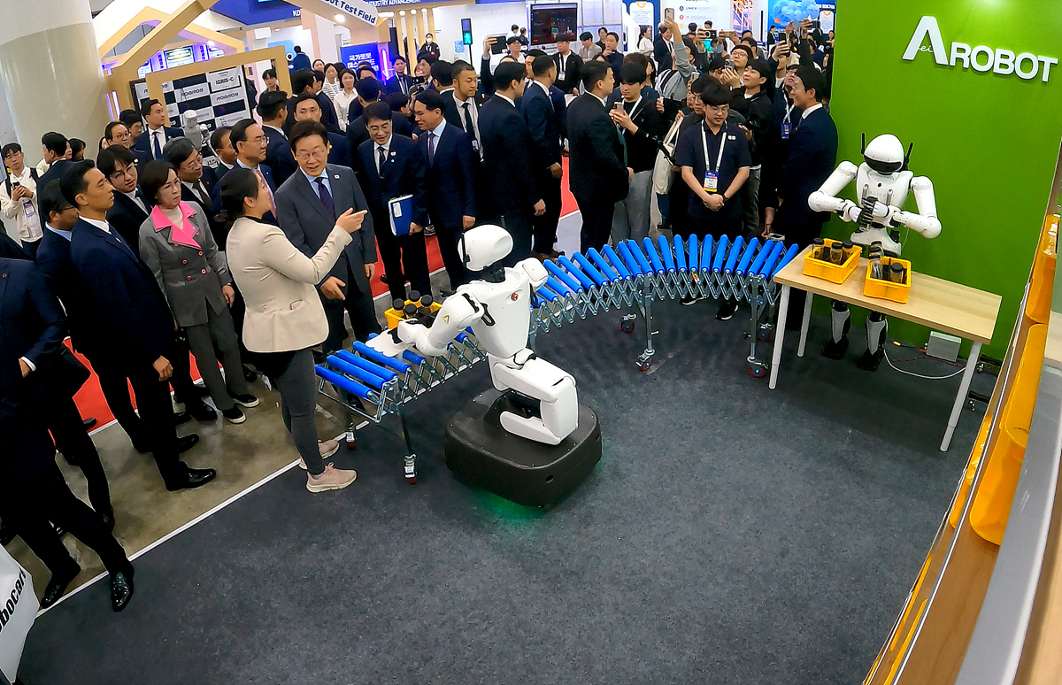 이재명 대통령이 24일 엑스코에서 열린 ‘2025 미래혁신기술박람회’를 둘러보고 있다. 대구시 제공