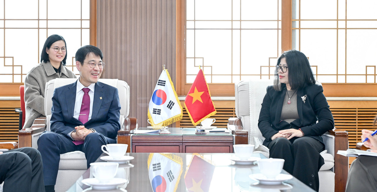 5일 대구시청에서 김정기 대구시장 권한대행과 도안 프엉 란 주부산 베트남 총영사가 만나 교류협력 확대 방안을 논의하고 있다. 대구시 제공