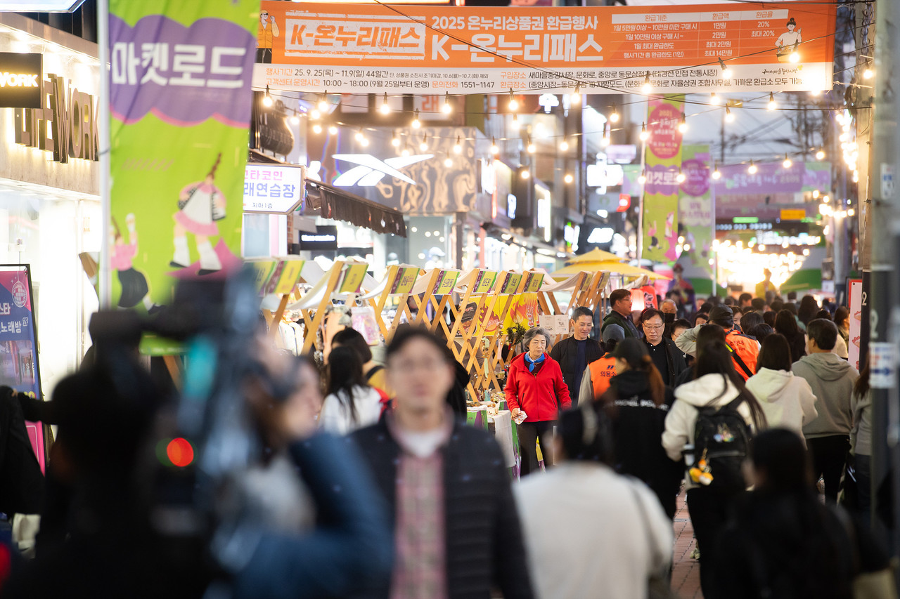‘2025 구미 문화로 페스티벌’이 총 4만 명 이상을 유치하며 약 29억 원 규모의 경제적 파급 효과를 창출한 것으로 분석했다. (구미시청 제공)