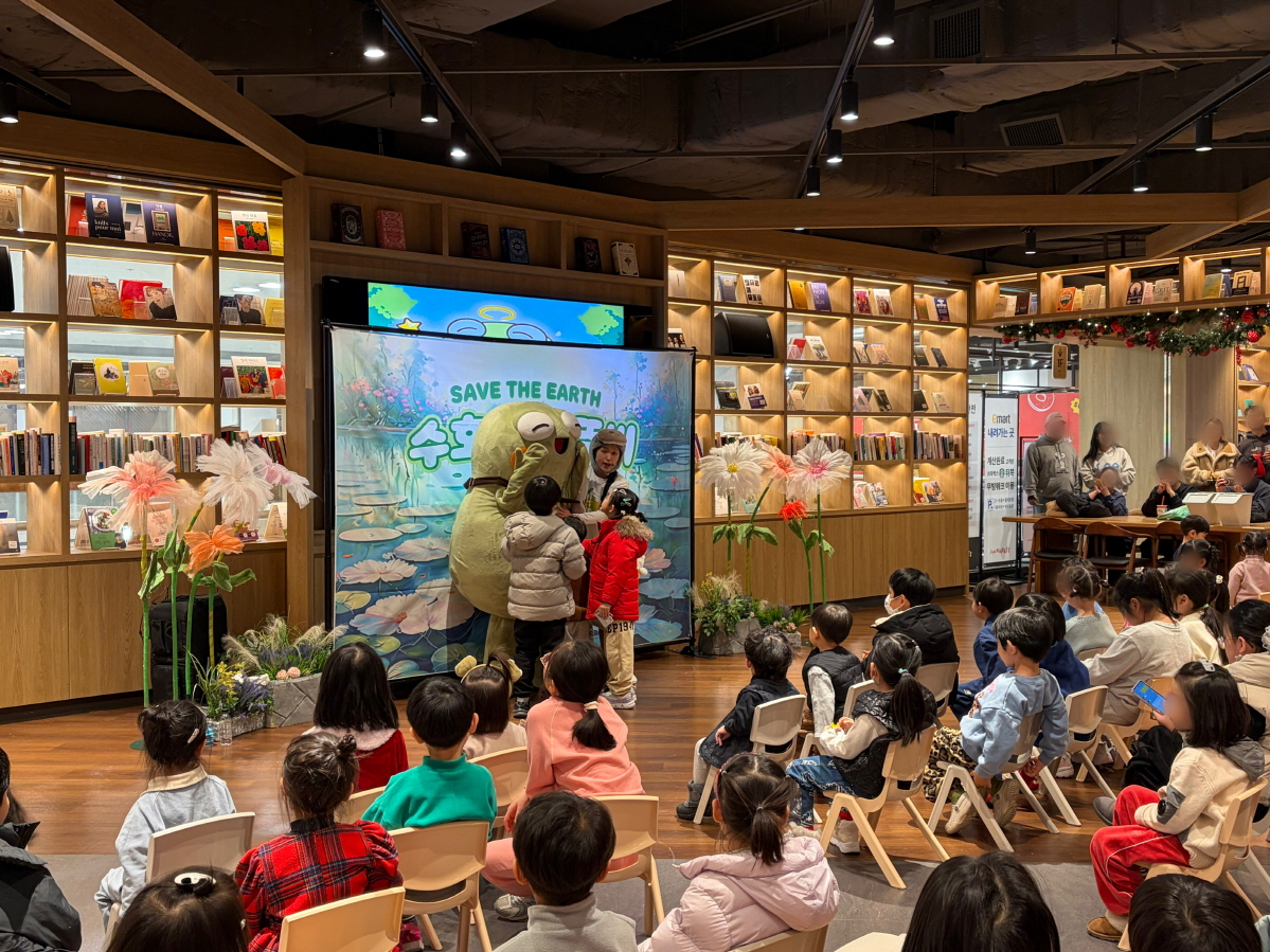 찾아가는 ‘뚜비’ 어린이 특별 공연을 관람하는 어린이들. (수성구 제공)