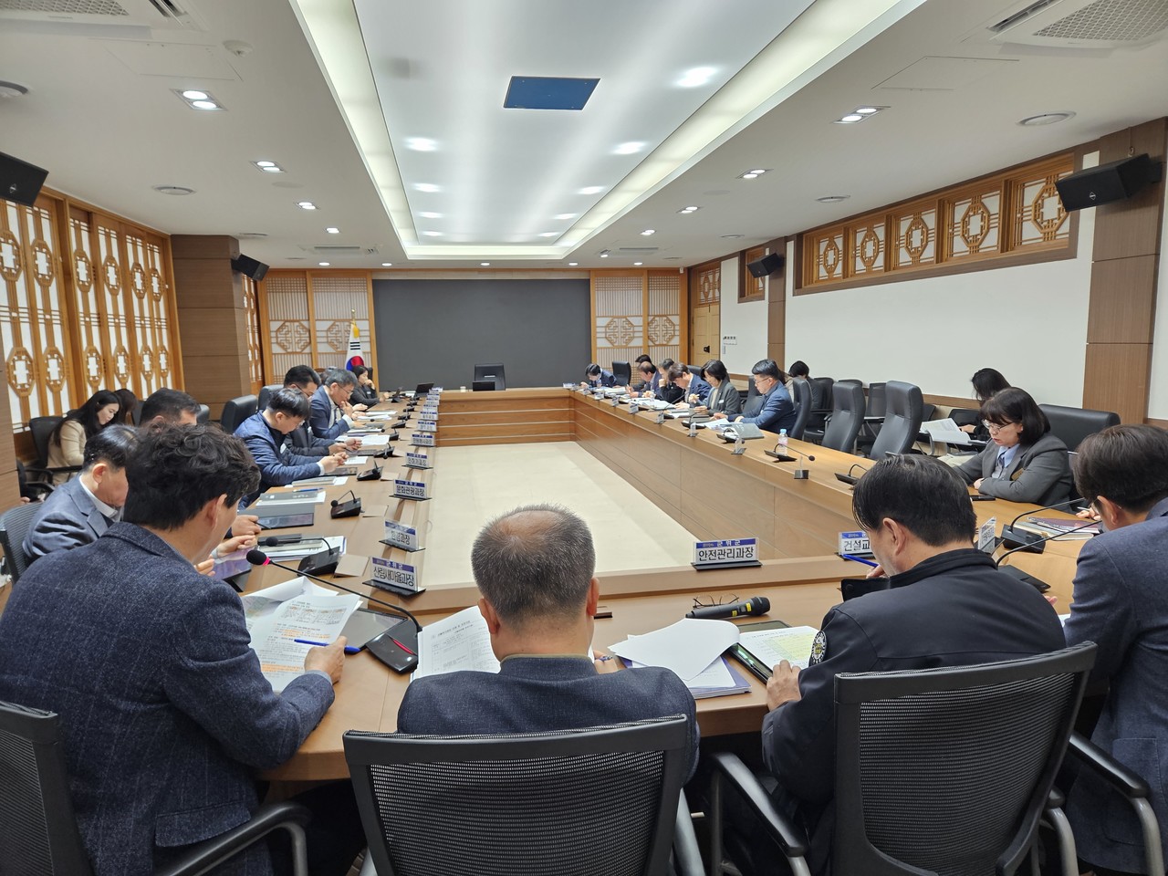 군위군이 16일 군청 제2회의실에서 산불 대비 주민대피 훈련 및 대책회의를 열었다.
