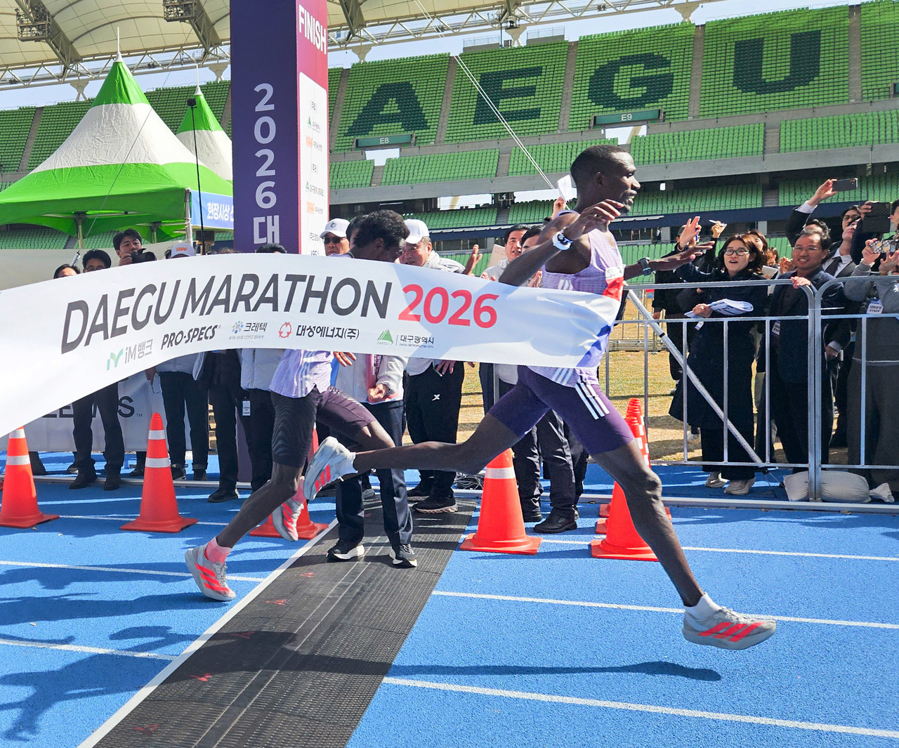 지난달 22일 대구스타디움에서 열린 2026 대구마라톤에서 탄자니아의 가브리엘 제럴드 게이가 2시간 8분 11초의 기록으로 가장 먼저 결승선을 통과하고 있다. 대구시 제공 