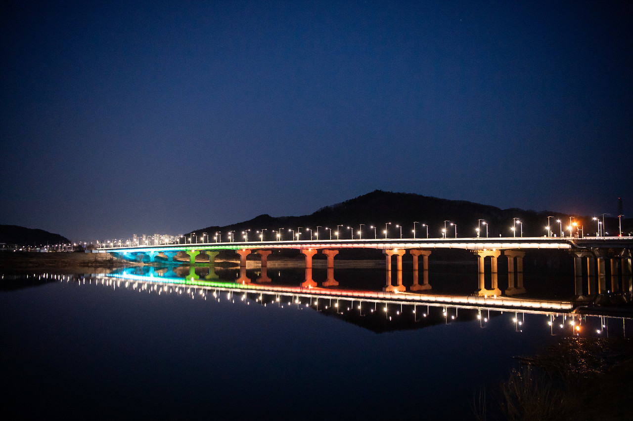 구미시 산호대교가 다채로운 조명으로 낙동강 밤하늘을 물들이고 있다. (구미시 제공)