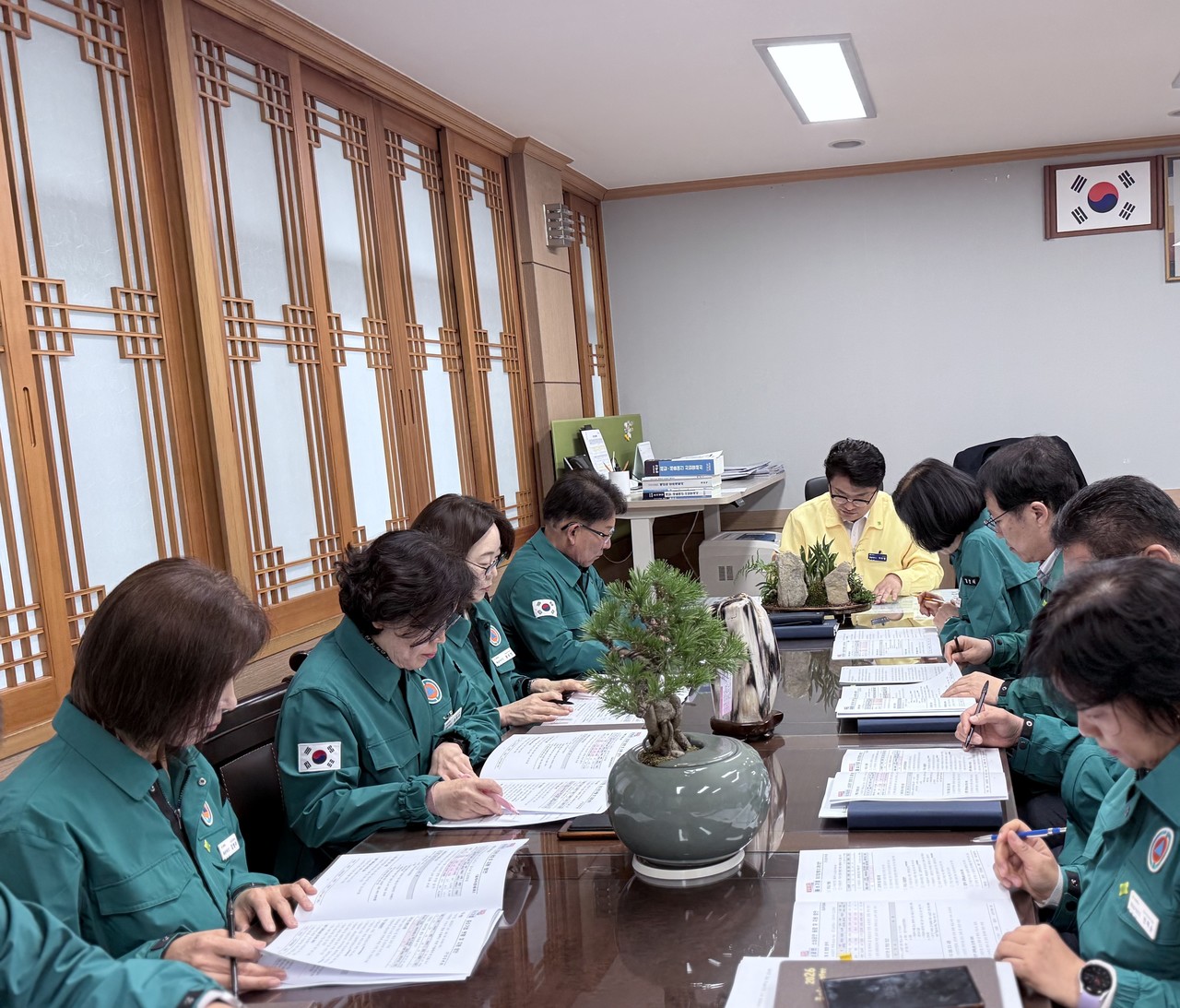 경산시가 국제유가 상승에 따른 지역경제 영향을 점검하며 민생경제 안정을 위한 대응 회의를 진행하고 있다. (경산시 제공)