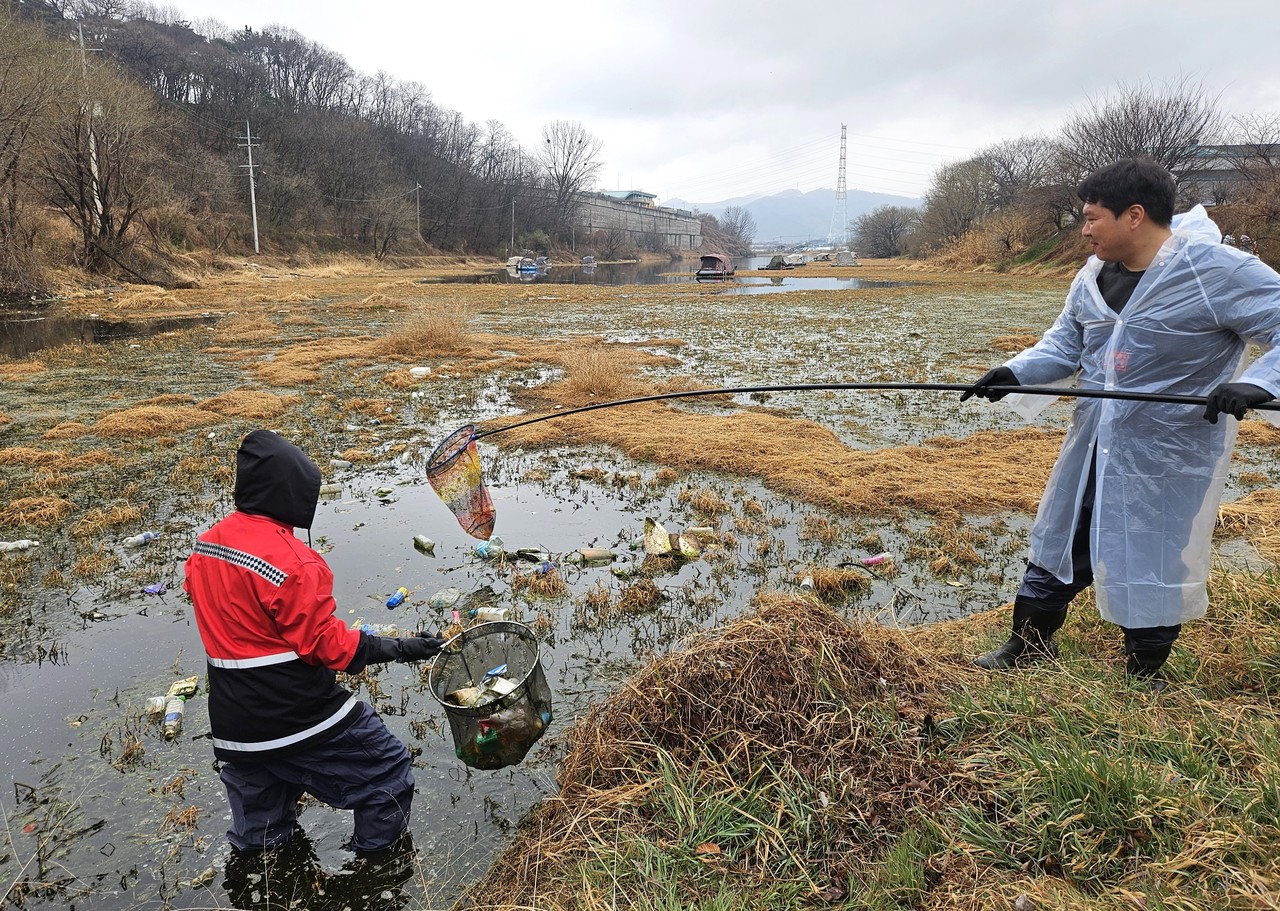 달성군과 자연보호달성군협의회가 세계 물의 날을 맞아 씩실늪 일대에서 수자원 보호 정화활동을 벌였다. (달성군 제공)