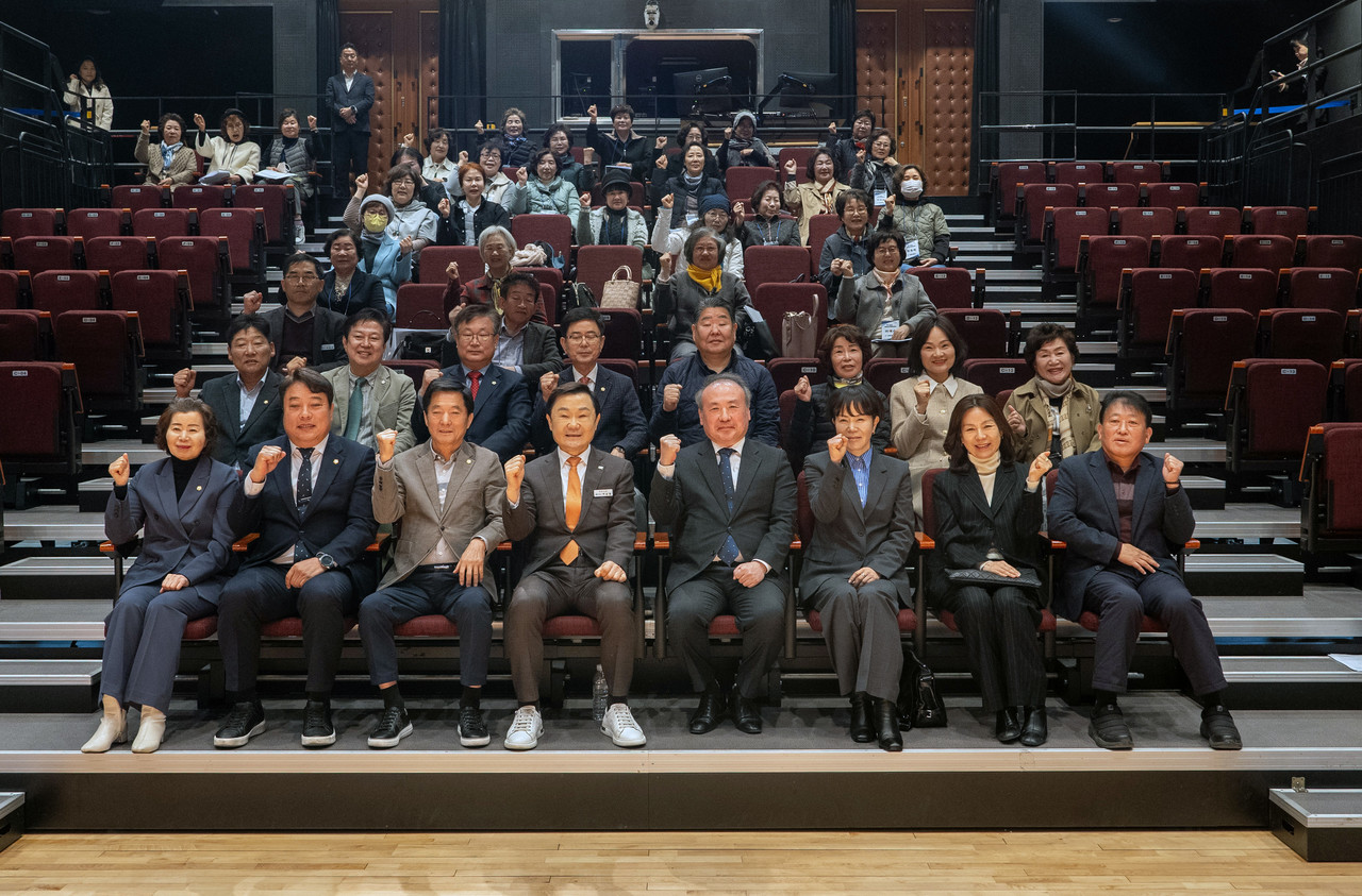 19일 ‘2026년 경북도민행복대학 고령군 캠퍼스’ 개강식에서 5기 입학생 등이 기념촬영을 하고 있다. 앞줄 왼쪽 네 번째부터 이남철 고령군수, 정은재 총장. (경북과학대 제공)