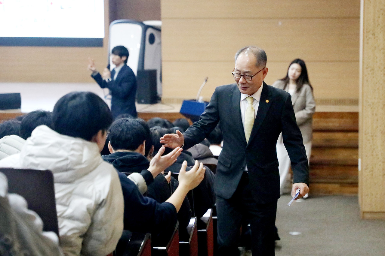 이재용 총장이 학생들과 하이파이브를 하고 있다. (영남이공대 제공)
